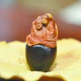 张嵩获得金奖的缅茄作品——《和合二仙》