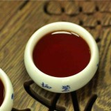 普洱茶上面的金花是什么？如何分辨陈味、霉味、堆味？(普洱茶金花是怎么回事)