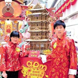  姐弟巧用秸秆紮刻传统建模