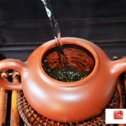 为什么用盖碗泡茶和用紫茶壶泡茶滋味不相同？与什么有关