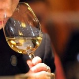 葡萄酒中最常见的果香是什么？如何通过闻香识酒？ 