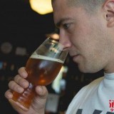 啤酒鉴别方法 辨别啤酒质量好坏的步骤 