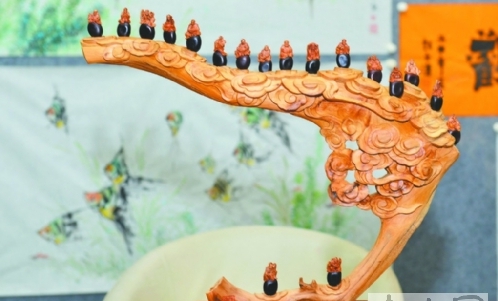 张嵩获得金奖的缅茄作品——《十八罗汉》