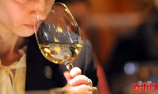 葡萄酒中最常见的果香是什么？如何通过闻香识酒？ 