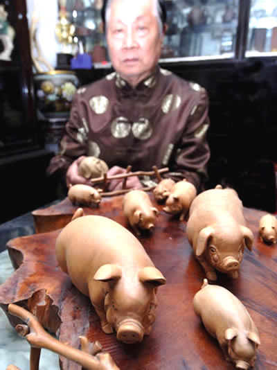  黄杨木祥猪