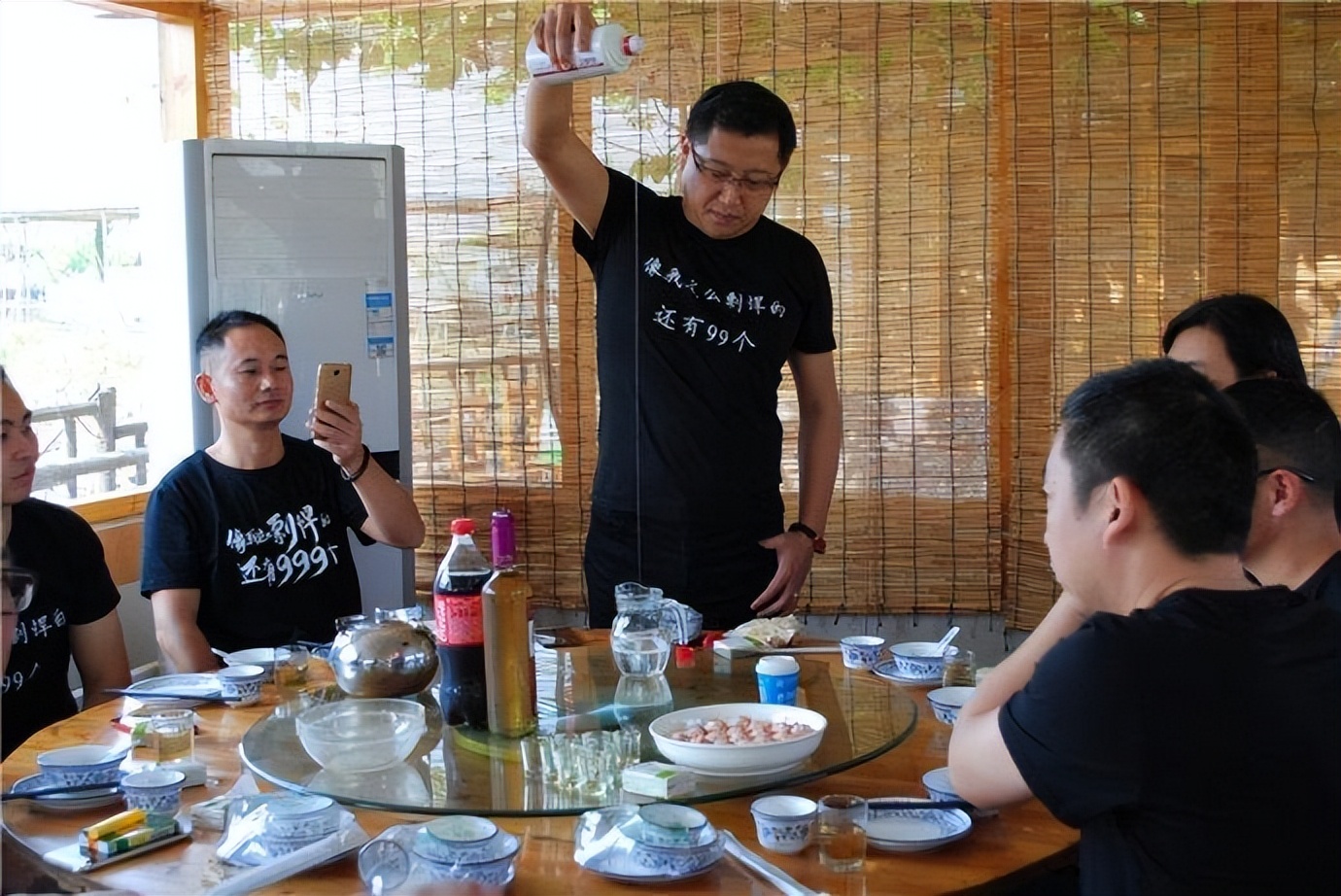 懂得摇酒花、拉酒线、看挂杯有什么用？只是让你看起来很懂酒而已 