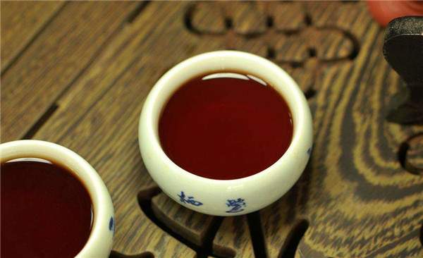 普洱茶上面的金花是什么？如何分辨陈味、霉味、堆味？(普洱茶金花是怎么回事)